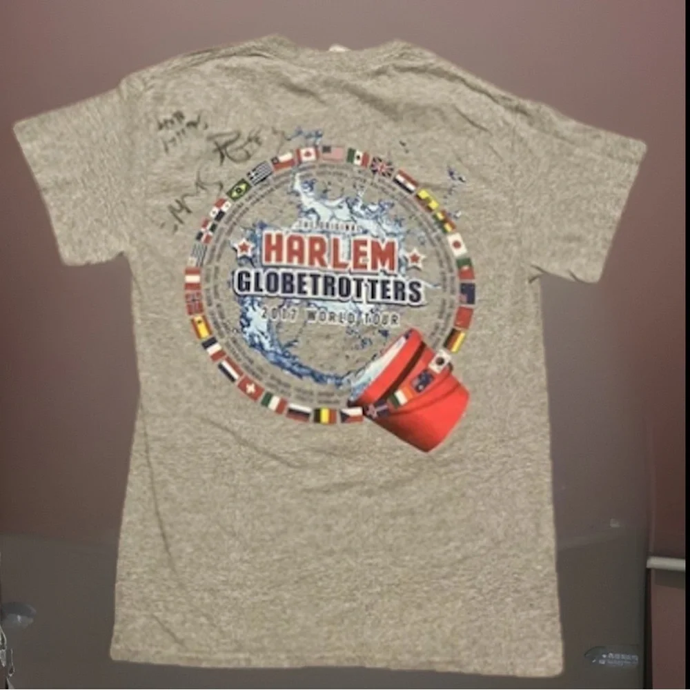 2017 Harlem Globetrotters Authentic T-shirt From  The World Tour With signatures